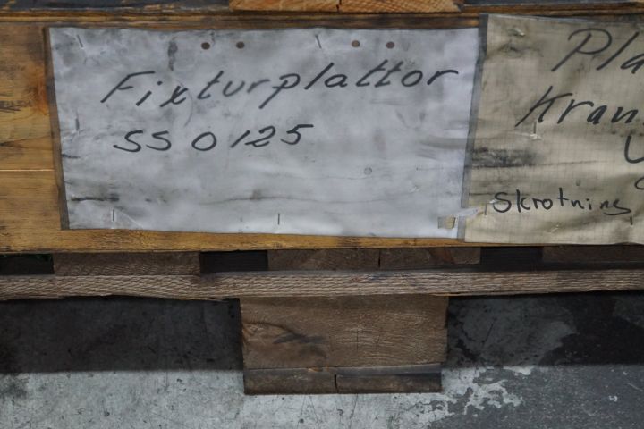 648698-12 5 pallets with pallets etc.