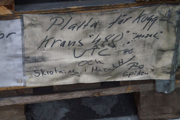 648698-13 5 pallets with pallets etc.