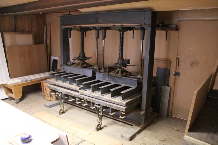 655914-1 veneer Press