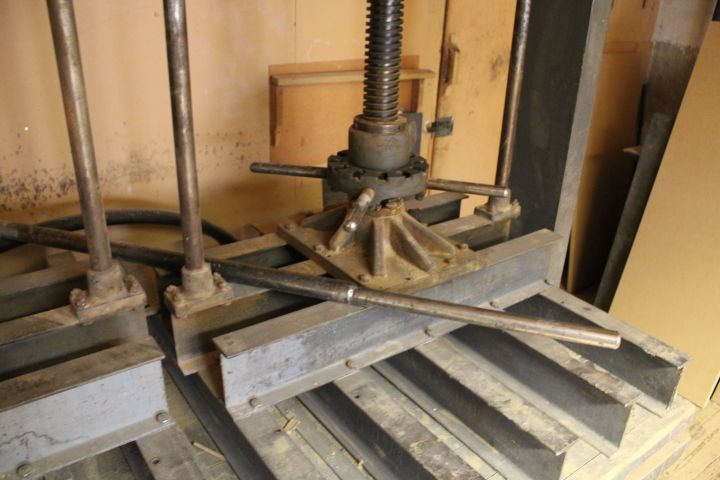 655914-6 veneer Press