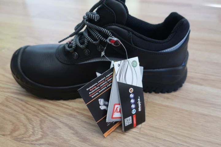 628812-4 7 pairs of work shoes, Sixton Peak Explorer, size 41-46