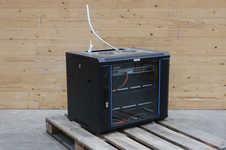 643347-1 Nätverksskåp / Rackskåp med HP Switch.