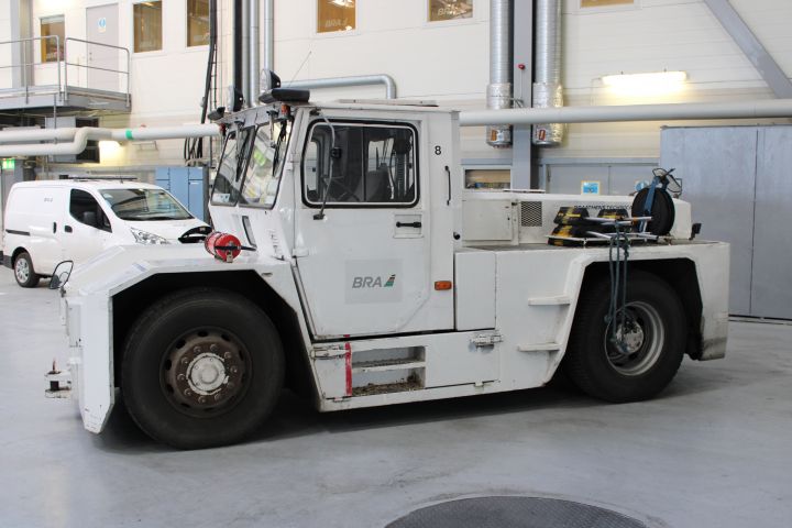 623450-4 Bogsertruck för flygplan, Kalmartruck -89