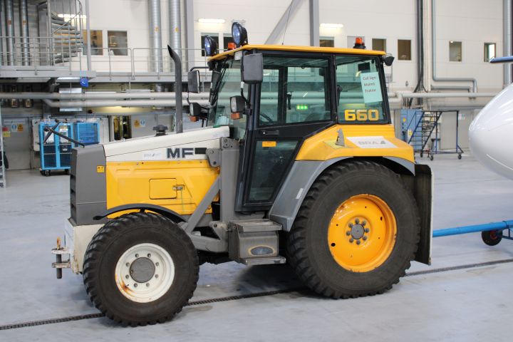 623482-6 Bogseringstraktor Massey Ferguson 660 -97