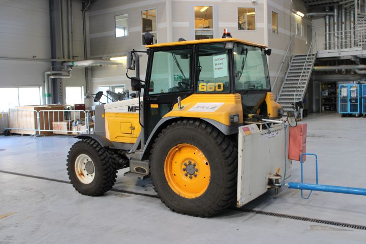 623482-7 Bogseringstraktor Massey Ferguson 660 -97