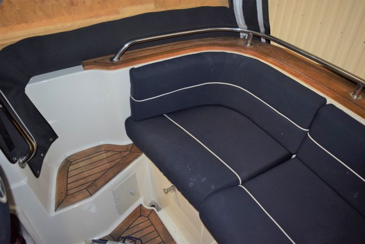 658115-27 Aquador 21 WAs (Mercruiser 5.0L MPI 260 hp) with boat trailer - 2011