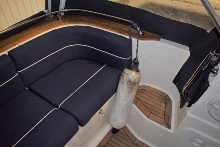 658115-28 Aquador 21 WAs (Mercruiser 5.0L MPI 260 hp) with boat trailer - 2011