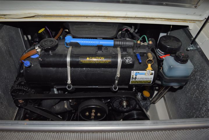 658115-51 Aquador 21 WAs (Mercruiser 5.0L MPI 260 hp) with boat trailer - 2011