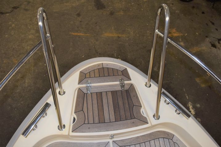 658115-16 Aquador 21 WAs (Mercruiser 5.0L MPI 260 hp) with boat trailer - 2011