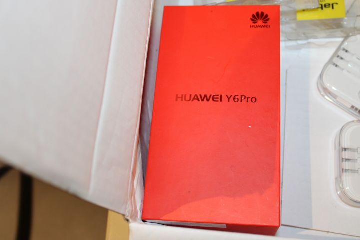 630139-3 IPhone SE, Huawei Y6 PRO & Mobile Accessories