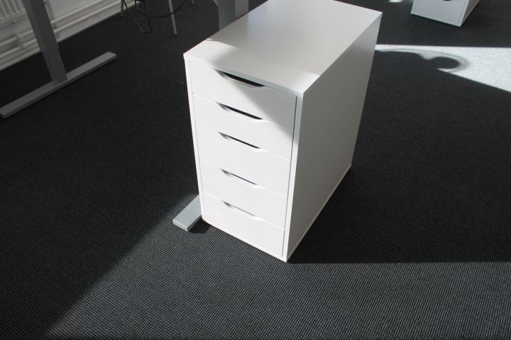 631856-2 Drawer unit on wheels and 3 drawer units