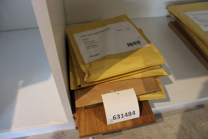 631484-1 3 shelves including consoles, Pharma