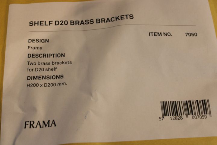 631484-2 3 shelves including consoles, Pharma