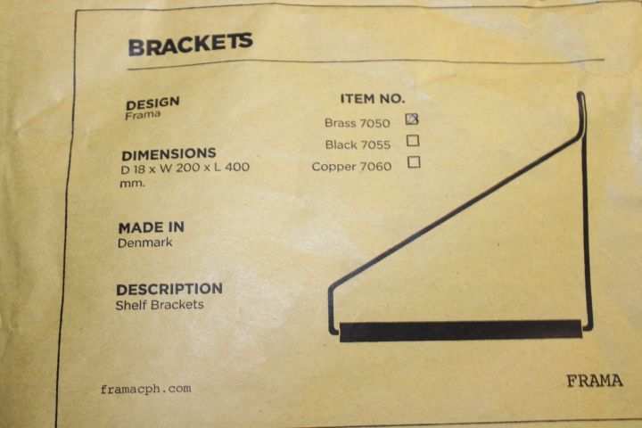 631484-3 3 shelves including consoles, Pharma