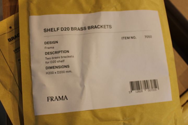 631484-6 3 shelves including consoles, Pharma