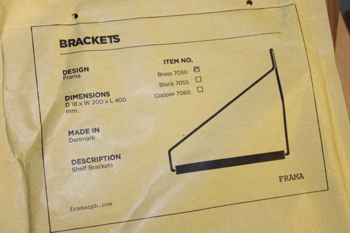 631484-7 3 shelves including consoles, Pharma