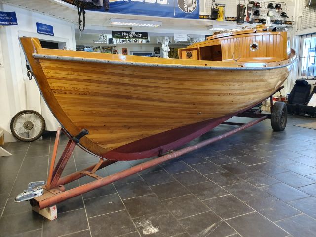 652104-1 Träbåt kutter i unikt skick