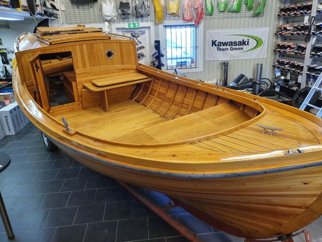 652104-2 Träbåt kutter i unikt skick