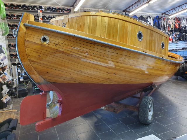 652104-3 Träbåt kutter i unikt skick