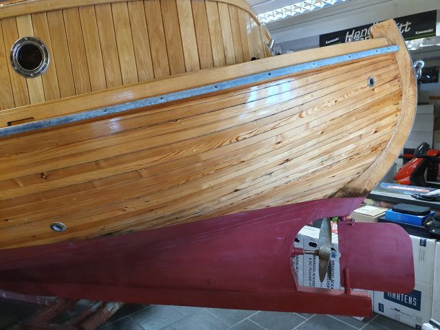 652104-4 Träbåt kutter i unikt skick