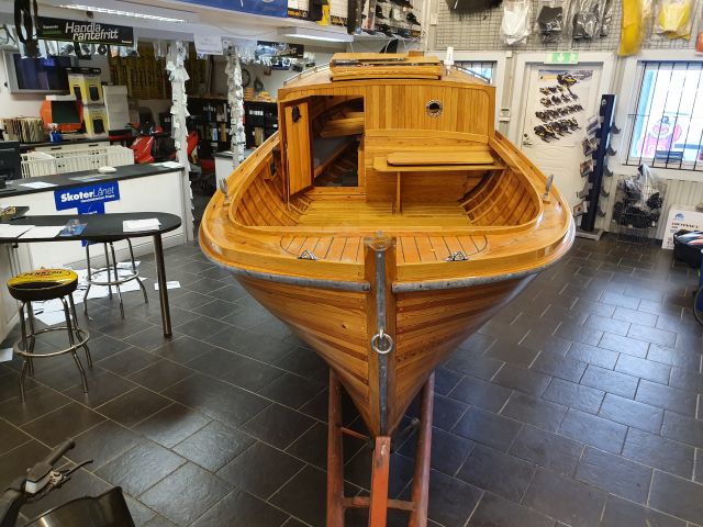 652104-6 Träbåt kutter i unikt skick