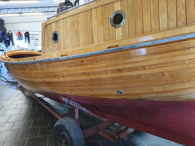 652104-5 Träbåt kutter i unikt skick