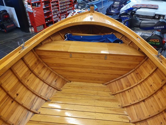 652104-8 Träbåt kutter i unikt skick