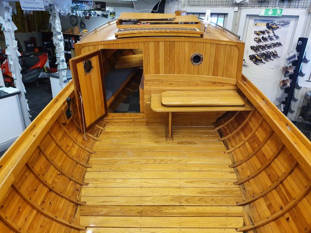 652104-7 Träbåt kutter i unikt skick