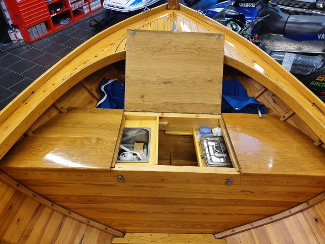 652104-9 Träbåt kutter i unikt skick