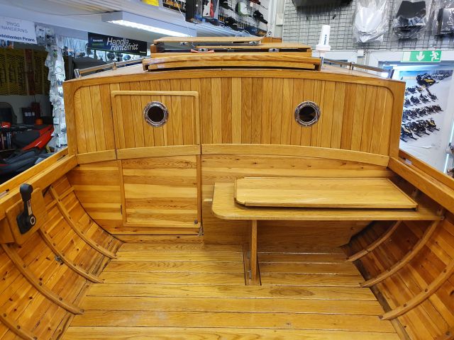 652104-10 Träbåt kutter i unikt skick