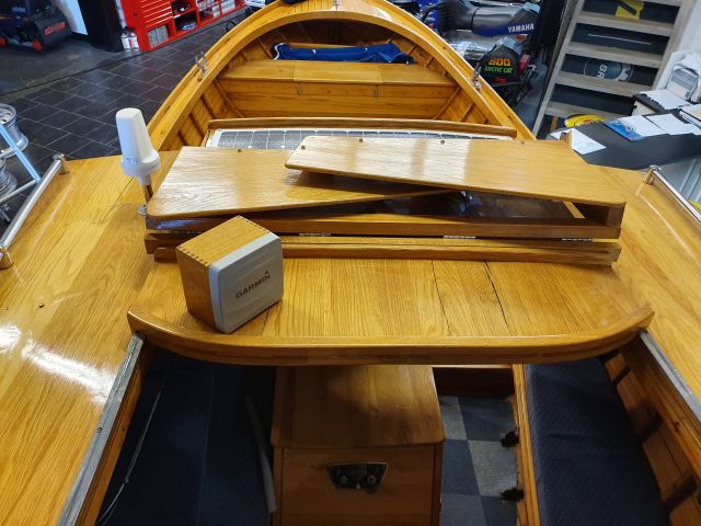 652104-14 Träbåt kutter i unikt skick