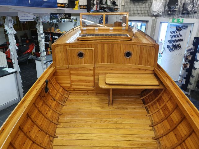 652104-16 Träbåt kutter i unikt skick