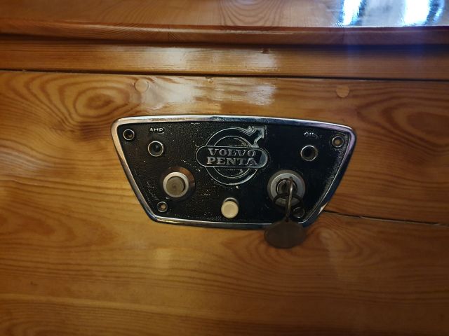 652104-21 Träbåt kutter i unikt skick