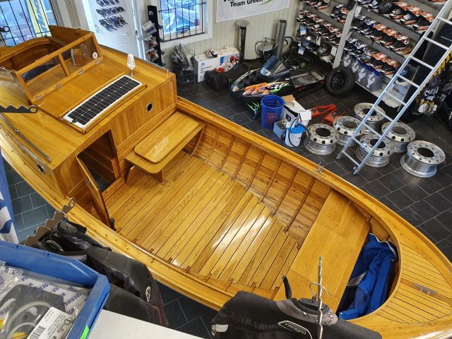 652104-23 Träbåt kutter i unikt skick