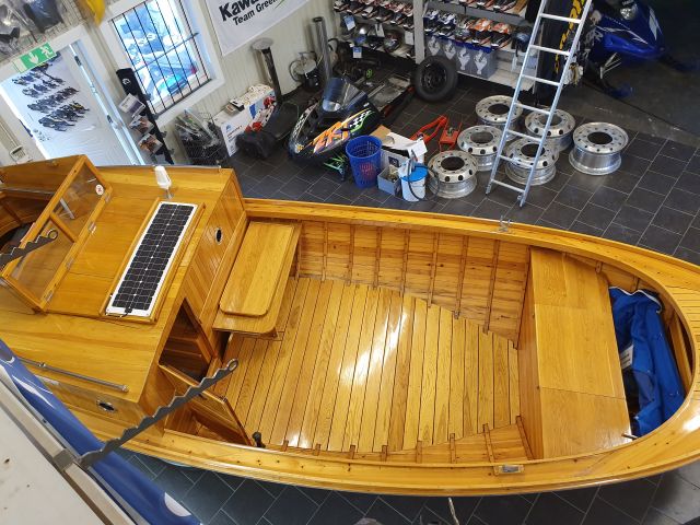 652104-24 Träbåt kutter i unikt skick