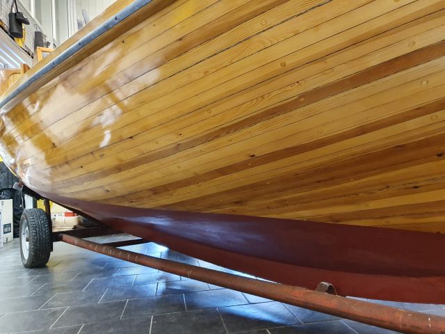 652104-25 Träbåt kutter i unikt skick