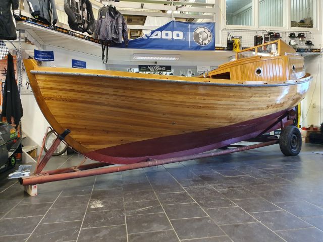 652104-26 Träbåt kutter i unikt skick