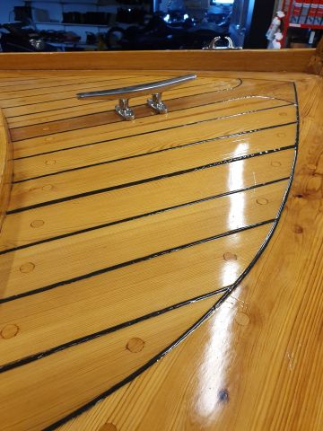 652104-28 Träbåt kutter i unikt skick