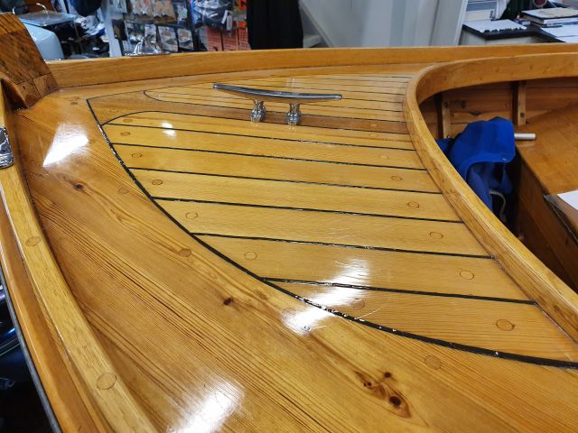 652104-30 Träbåt kutter i unikt skick