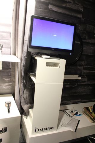 632018-1 iD Station - Passport photo booth with system camera