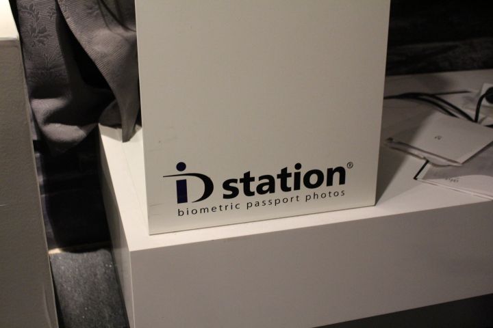 632018-2 iD Station - Passport photo booth with system camera