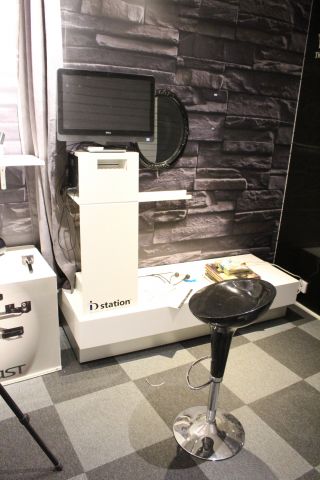 632018-3 iD Station - Passport photo booth with system camera