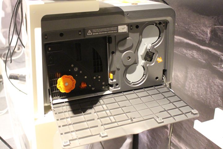632018-6 iD Station - Passport photo booth with system camera