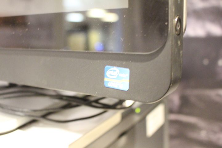 632018-9 iD Station - Passport photo booth with system camera