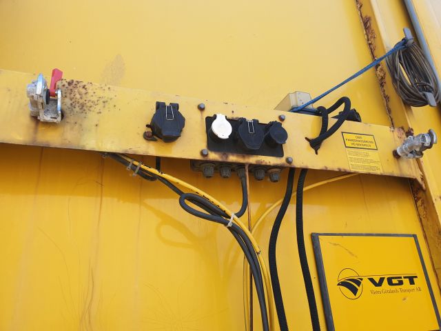 664635-3 Renders curtain trailer 2004 UDF814