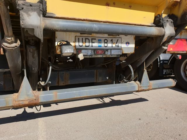 664635-8 Renders curtain trailer 2004 UDF814