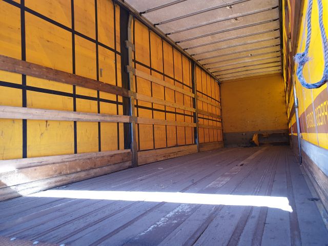 664635-9 Renders curtain trailer 2004 UDF814