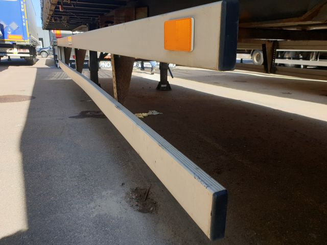 664635-13 Renders curtain trailer 2004 UDF814