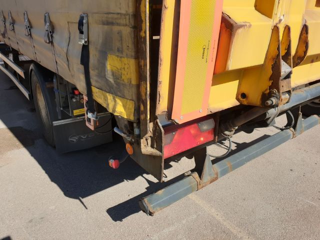 664635-16 Renders curtain trailer 2004 UDF814