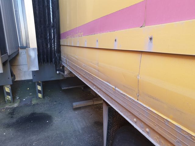 664637-24 Schmitz skåptrailer 3 axlar (GAE 603)